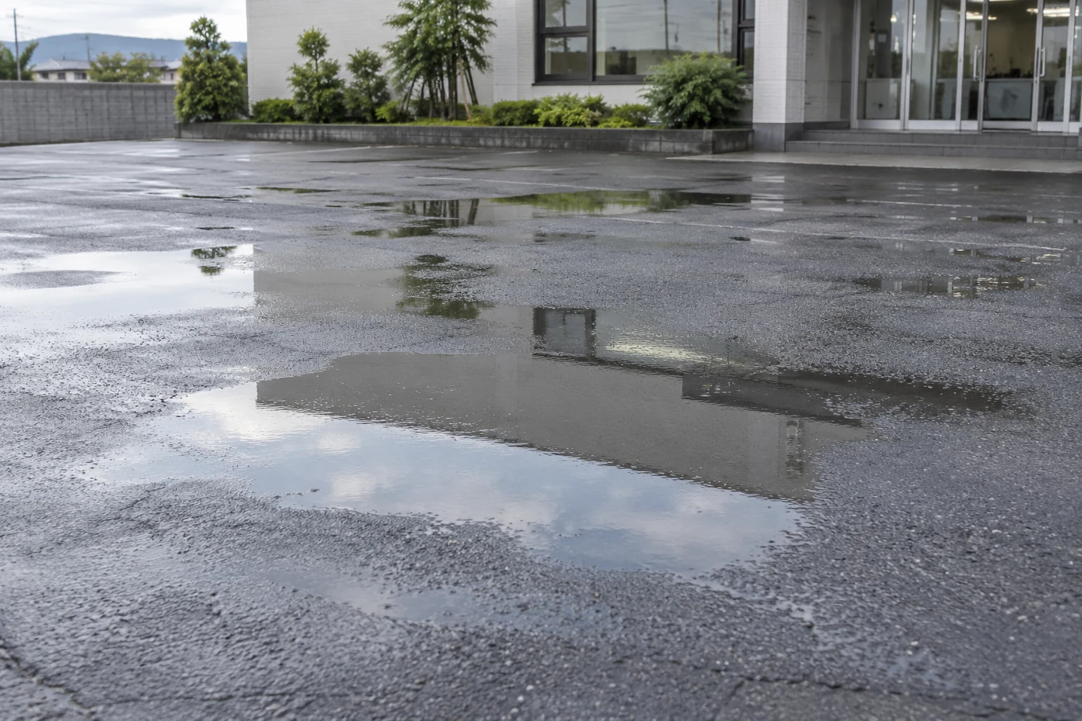 改修前のイメージ：雨のたびに、水たまりができる